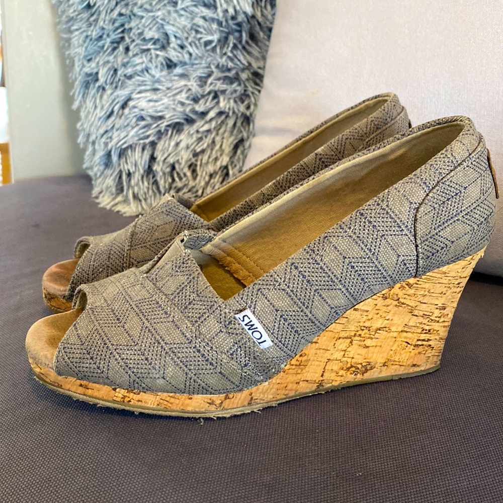 TOMS platform heeled shoes in gray